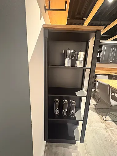 klassische Landhausküche mit Esstisch und Landhauskamin
