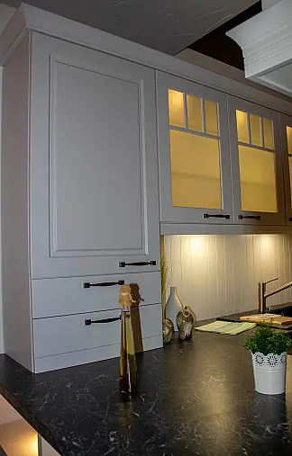 Klassische Landhausküche mit Beleuchtung