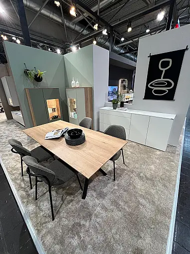 Exklusives Esszimmer - weißes, griffloses Sideboard - Lackfront - Tisch mit 4 Stühlen