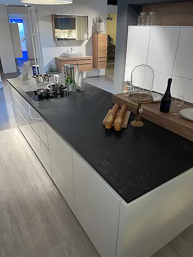 Luxuriöse Inselküche mit Dektonarbeitsplatte
