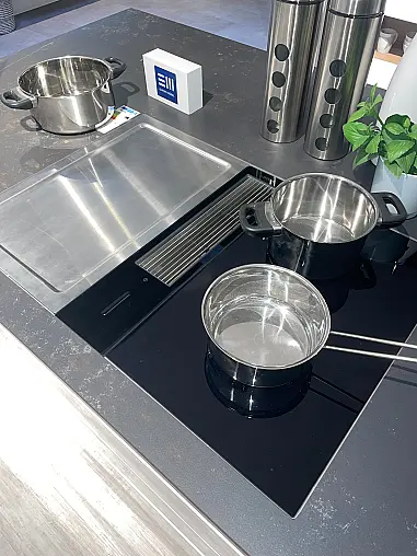 Luxuriöse Inselküche mit Dektonarbeitsplatte