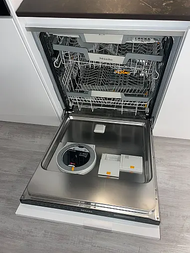 Luxuriöse Inselküche mit Dektonarbeitsplatte