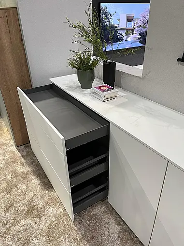 Exklusives Esszimmer - weißes, griffloses Sideboard - Lackfront - Tisch mit 4 Stühlen