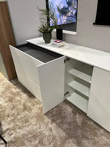 Exklusives Esszimmer - weißes, griffloses Sideboard - Lackfront - Tisch mit 4 Stühlen