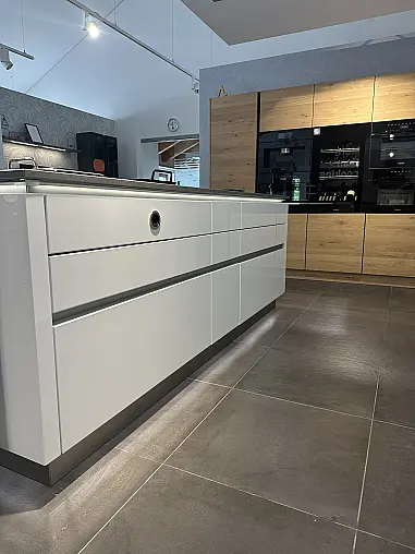 Zeitlos elegante Hochglanzküche in Kombination mit Massivholzfronten aus unserer Schreinerei - grifflos
