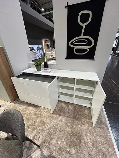 Exklusives Esszimmer - weißes, griffloses Sideboard - Lackfront - Tisch mit 4 Stühlen
