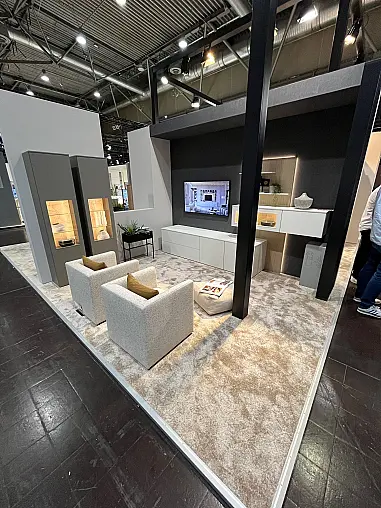 Exklusives Wohnzimmer - Messestück  - Sideboard - zwei Vitrinenschränke - Wandpaneele - viel LED-Beleuchtung