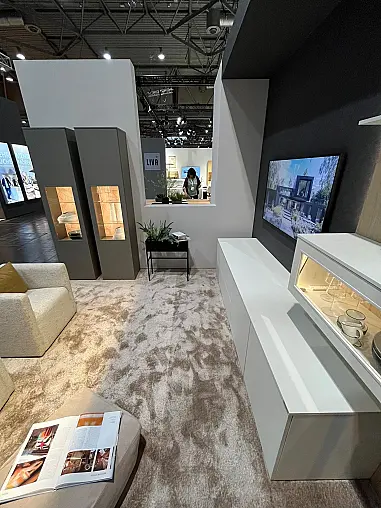 Exklusives Wohnzimmer - Messestück  - Sideboard - zwei Vitrinenschränke - Wandpaneele - viel LED-Beleuchtung