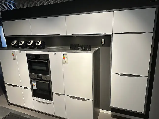 Weiße Mattlackfront mit Designgriff in anthrazit abgesetzt