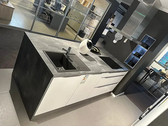 Weiße Mattlackfront mit Designgriff in anthrazit abgesetzt