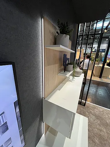 Exklusives Wohnzimmer - Messestück  - Sideboard - zwei Vitrinenschränke - Wandpaneele - viel LED-Beleuchtung