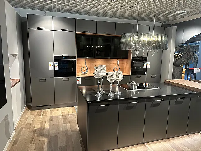 Glas-Optik in Titano Matt, abgesetzt in Eiche und eine Arbeitsplatte aus Quarzstein Epic Black