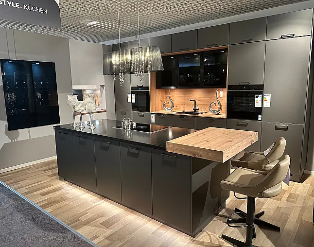 Glas-Optik in Titano Matt, abgesetzt in Eiche und eine Arbeitsplatte aus Quarzstein Epic Black