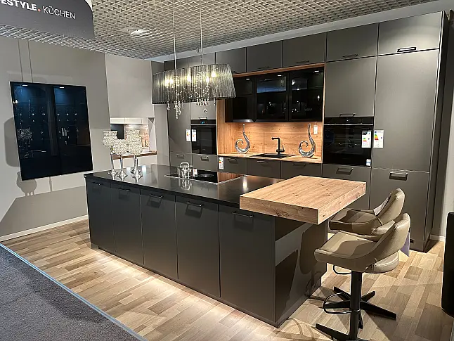 Glas-Optik in Titano Matt, abgesetzt in Eiche und eine Arbeitsplatte aus Quarzstein Epic Black