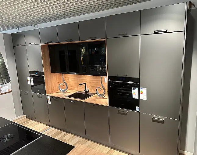 Glas-Optik in Titano Matt, abgesetzt in Eiche und eine Arbeitsplatte aus Quarzstein Epic Black