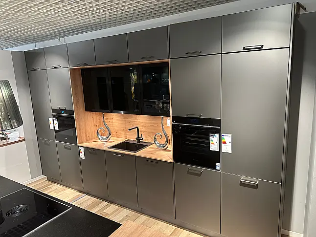 Glas-Optik in Titano Matt, abgesetzt in Eiche und eine Arbeitsplatte aus Quarzstein Epic Black