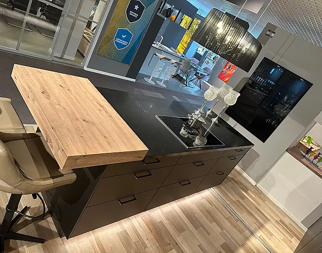 Glas-Optik in Titano Matt, abgesetzt in Eiche und eine Arbeitsplatte aus Quarzstein Epic Black