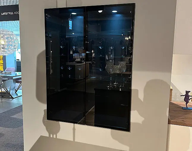 Glas-Optik in Titano Matt, abgesetzt in Eiche und eine Arbeitsplatte aus Quarzstein Epic Black