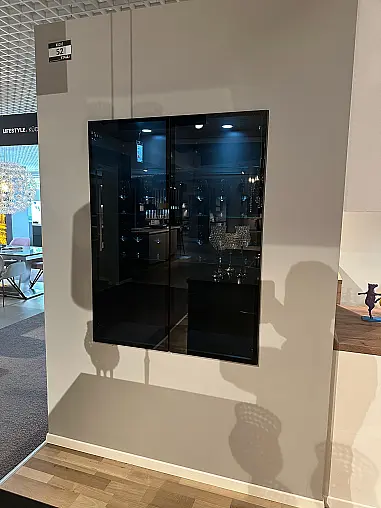 Glas-Optik in Titano Matt, abgesetzt in Eiche und eine Arbeitsplatte aus Quarzstein Epic Black