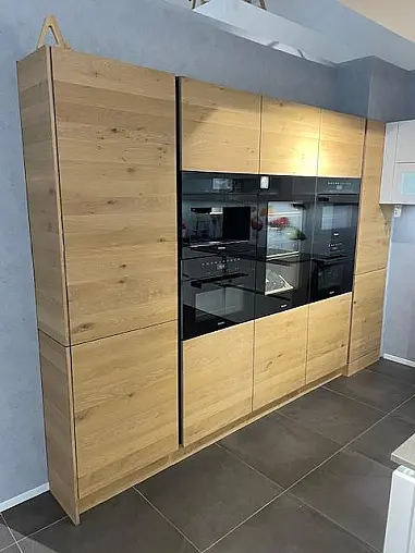 Zeitlos elegante Hochglanzküche in Kombination mit Massivholzfronten aus unserer Schreinerei - grifflos