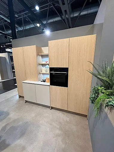 Exklusive Messeküche - Japanischer Style Sakura - Grifflos - Kücheninsel mit Kochfeld und Spüle - XL-Schränke - viel LED-Beleuchtung