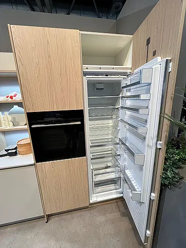 Exklusive Messeküche - Japanischer Style Sakura - Grifflos - Kücheninsel mit Kochfeld und Spüle - XL-Schränke - viel LED-Beleuchtung