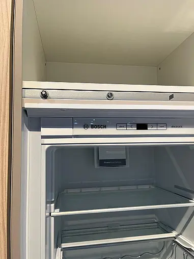 Exklusive Messeküche - Japanischer Style Sakura - Grifflos - Kücheninsel mit Kochfeld und Spüle - XL-Schränke - viel LED-Beleuchtung