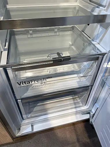 Exklusive Messeküche - Japanischer Style Sakura - Grifflos - Kücheninsel mit Kochfeld und Spüle - XL-Schränke - viel LED-Beleuchtung