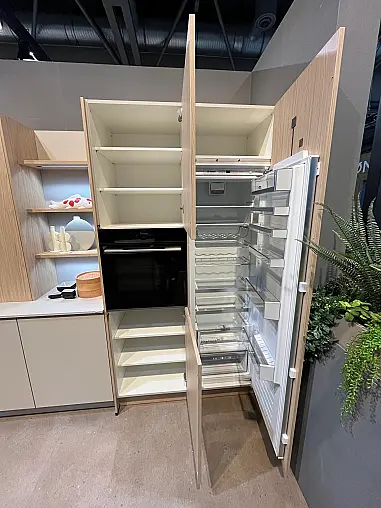 Exklusive Messeküche - Japanischer Style Sakura - Grifflos - Kücheninsel mit Kochfeld und Spüle - XL-Schränke - viel LED-Beleuchtung
