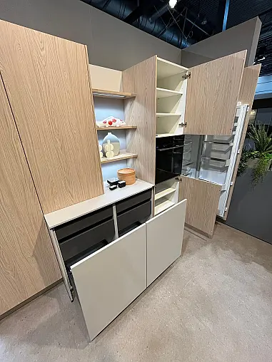 Exklusive Messeküche - Japanischer Style Sakura - Grifflos - Kücheninsel mit Kochfeld und Spüle - XL-Schränke - viel LED-Beleuchtung