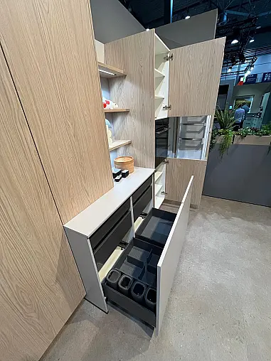 Exklusive Messeküche - Japanischer Style Sakura - Grifflos - Kücheninsel mit Kochfeld und Spüle - XL-Schränke - viel LED-Beleuchtung