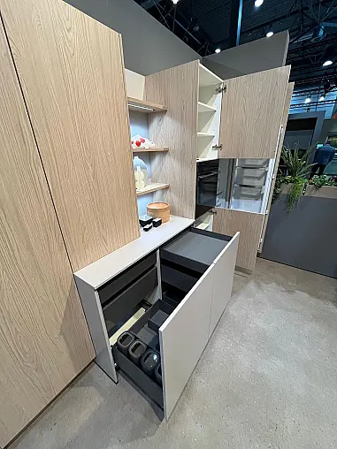 Exklusive Messeküche - Japanischer Style Sakura - Grifflos - Kücheninsel mit Kochfeld und Spüle - XL-Schränke - viel LED-Beleuchtung