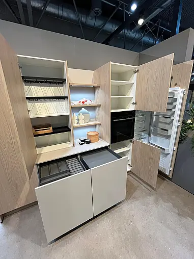 Exklusive Messeküche - Japanischer Style Sakura - Grifflos - Kücheninsel mit Kochfeld und Spüle - XL-Schränke - viel LED-Beleuchtung
