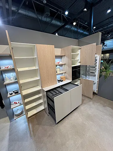 Exklusive Messeküche - Japanischer Style Sakura - Grifflos - Kücheninsel mit Kochfeld und Spüle - XL-Schränke - viel LED-Beleuchtung
