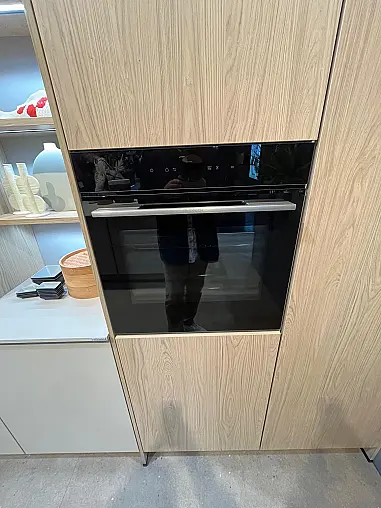 Exklusive Messeküche - Japanischer Style Sakura - Grifflos - Kücheninsel mit Kochfeld und Spüle - XL-Schränke - viel LED-Beleuchtung