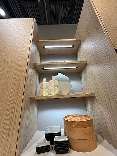 Exklusive Messeküche - Japanischer Style Sakura - Grifflos - Kücheninsel mit Kochfeld und Spüle - XL-Schränke - viel LED-Beleuchtung