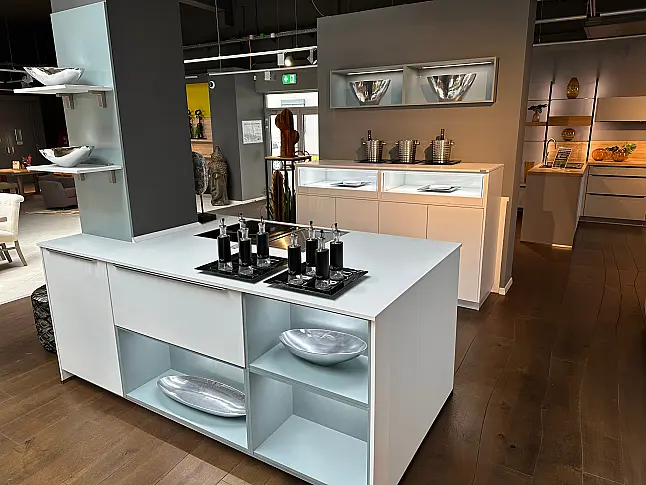 Weiße Fronten mit Designgriffen in hellblau abgesetzt