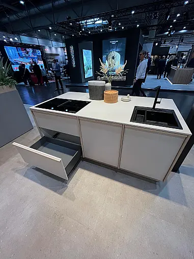 Exklusive Messeküche - Japanischer Style Sakura - Grifflos - Kücheninsel mit Kochfeld und Spüle - XL-Schränke - viel LED-Beleuchtung