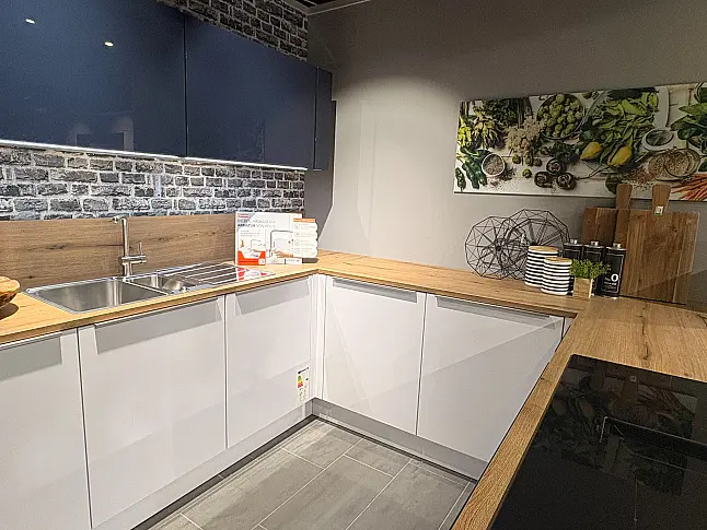 moderne Küche mit Theke