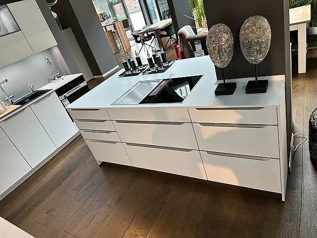 Weiße Fronten mit Designgriffen in hellblau abgesetzt