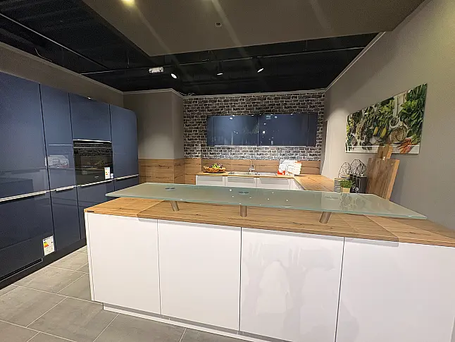 moderne Küche mit Theke