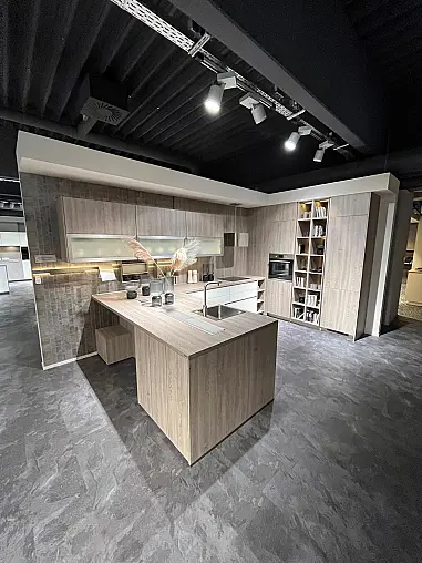 Exklusive Messeküche - viel LED-Beleuchtungen - Sitzgelegenheit - Eiche Bergamo NB und Lack Magnolia matt