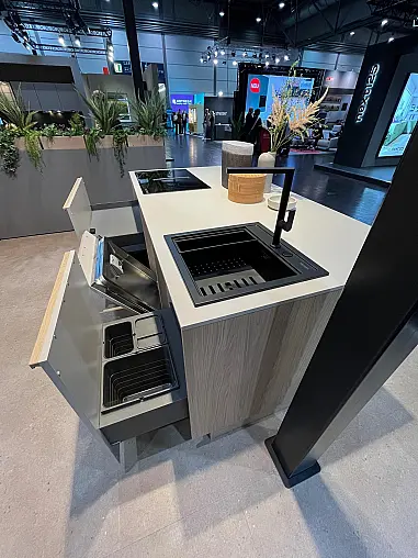 Exklusive Messeküche - Japanischer Style Sakura - Grifflos - Kücheninsel mit Kochfeld und Spüle - XL-Schränke - viel LED-Beleuchtung