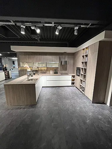 Exklusive Messeküche - viel LED-Beleuchtungen - Sitzgelegenheit - Eiche Bergamo NB und Lack Magnolia matt