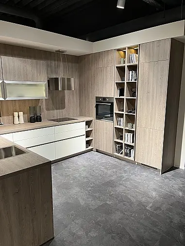 Exklusive Messeküche - viel LED-Beleuchtungen - Sitzgelegenheit - Eiche Bergamo NB und Lack Magnolia matt