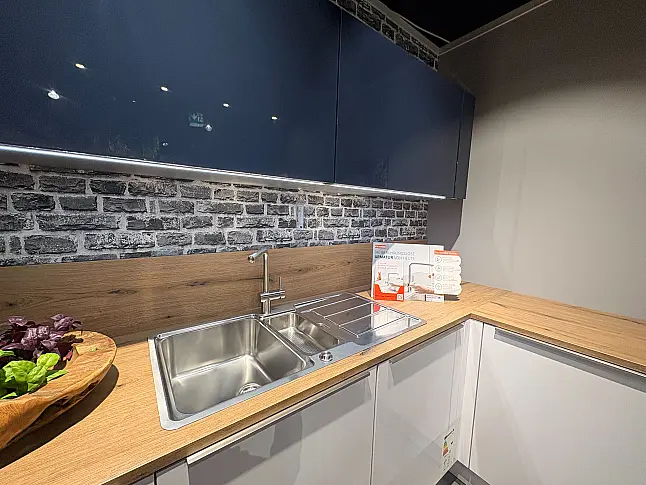 moderne Küche mit Theke