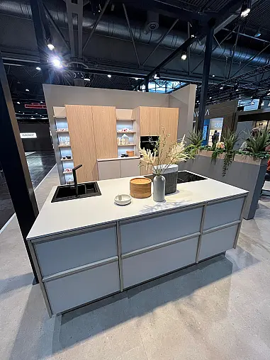 Exklusive Messeküche - Japanischer Style Sakura - Grifflos - Kücheninsel mit Kochfeld und Spüle - XL-Schränke - viel LED-Beleuchtung
