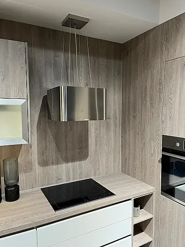 Exklusive Messeküche - viel LED-Beleuchtungen - Sitzgelegenheit - Eiche Bergamo NB und Lack Magnolia matt