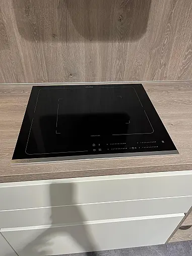 Exklusive Messeküche - viel LED-Beleuchtungen - Sitzgelegenheit - Eiche Bergamo NB und Lack Magnolia matt