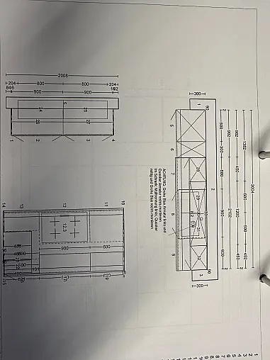 Weiße Fronten mit Designgriffen in hellblau abgesetzt
